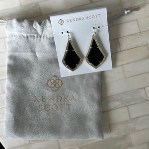NWT Kendra Scott earrings with bag
